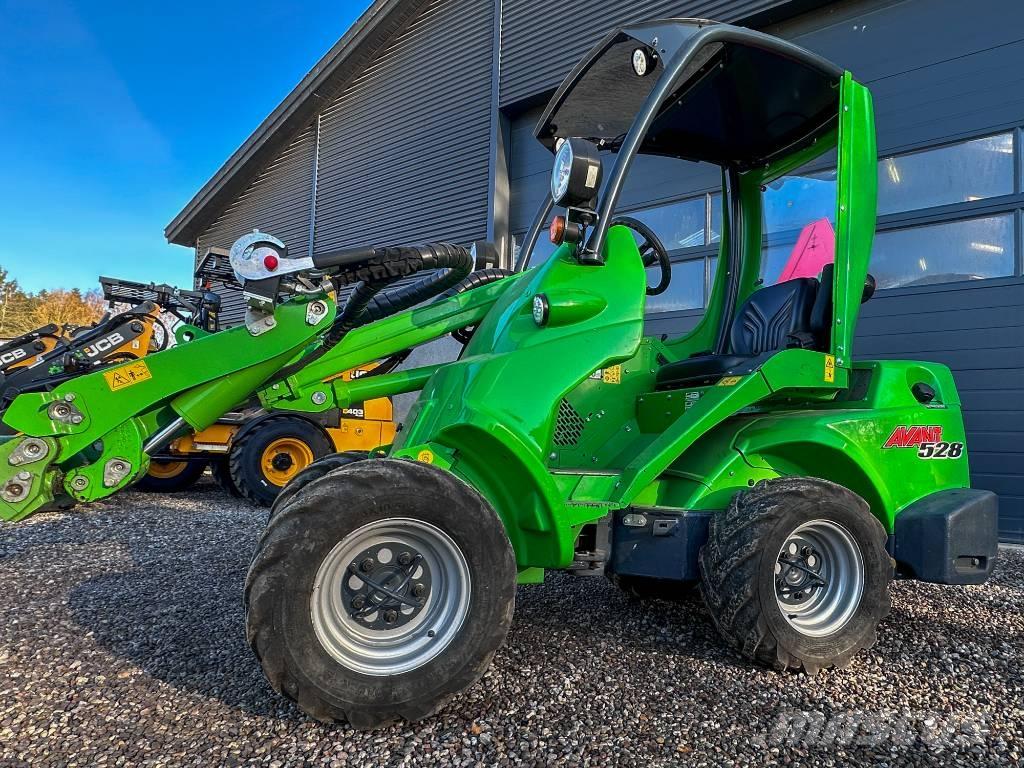 Avant 528 多目的ローダー