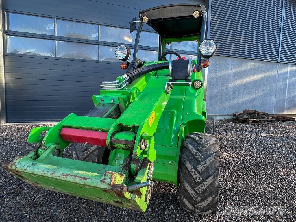 Avant 528 多目的ローダー