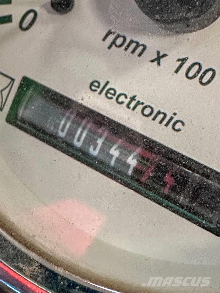 Avant 528 多目的ローダー