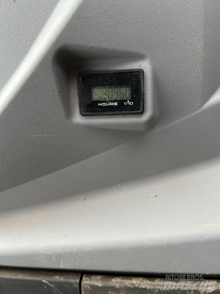 Kobelco SK 300 LC-11 大型油圧ショベル12t以上（パワーショベル・ユンボ）
