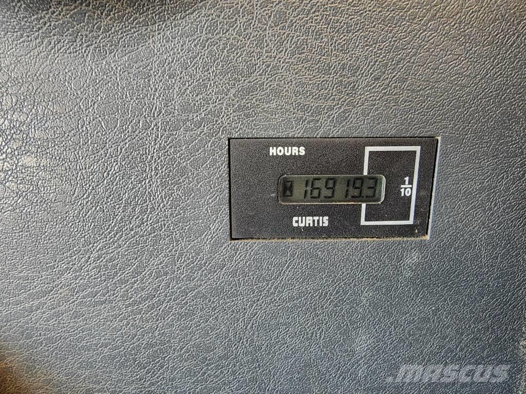 Hyundai Robex 140 W ホイール式油圧ショベル（パワーショベル・ユンボ・バックホー）