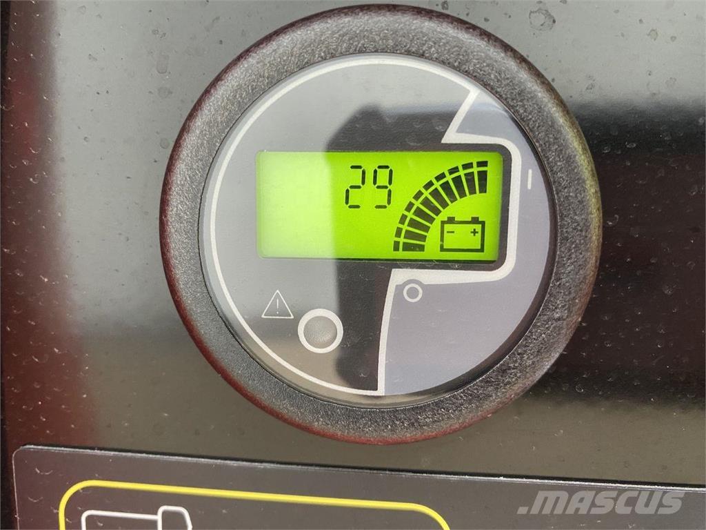 Manitou 100VJR 垂直昇降型リフト