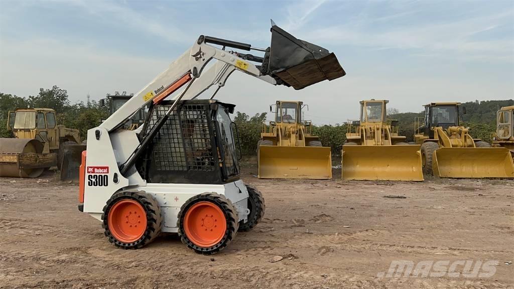 Bobcat S 300 スキッドステアローダー