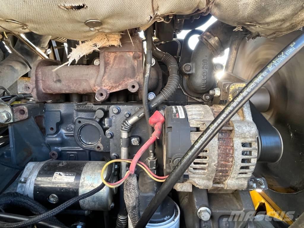 New Holland LS 185 B スキッドステアローダー