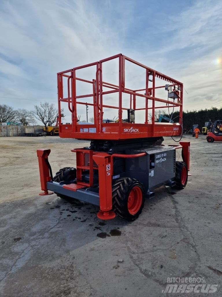 SkyJack SJ 6832 RT シザースリフト