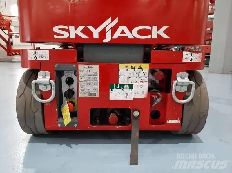 SkyJack SJ 12 垂直昇降型リフト