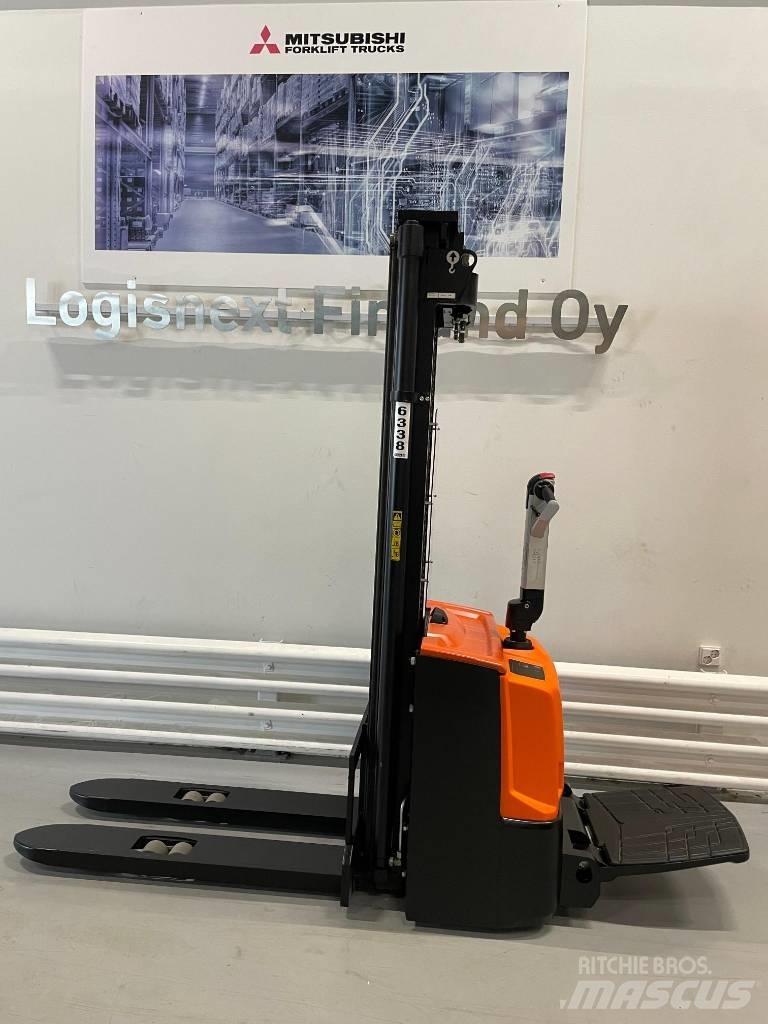 Rocla SPE12 自走式スタッカー