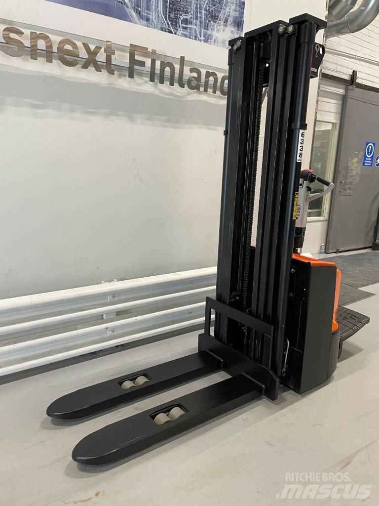 Rocla SPE12 自走式スタッカー