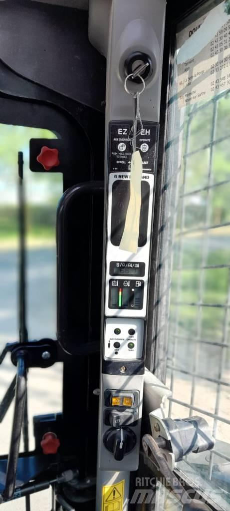 New Holland L218 スキッドステアローダー