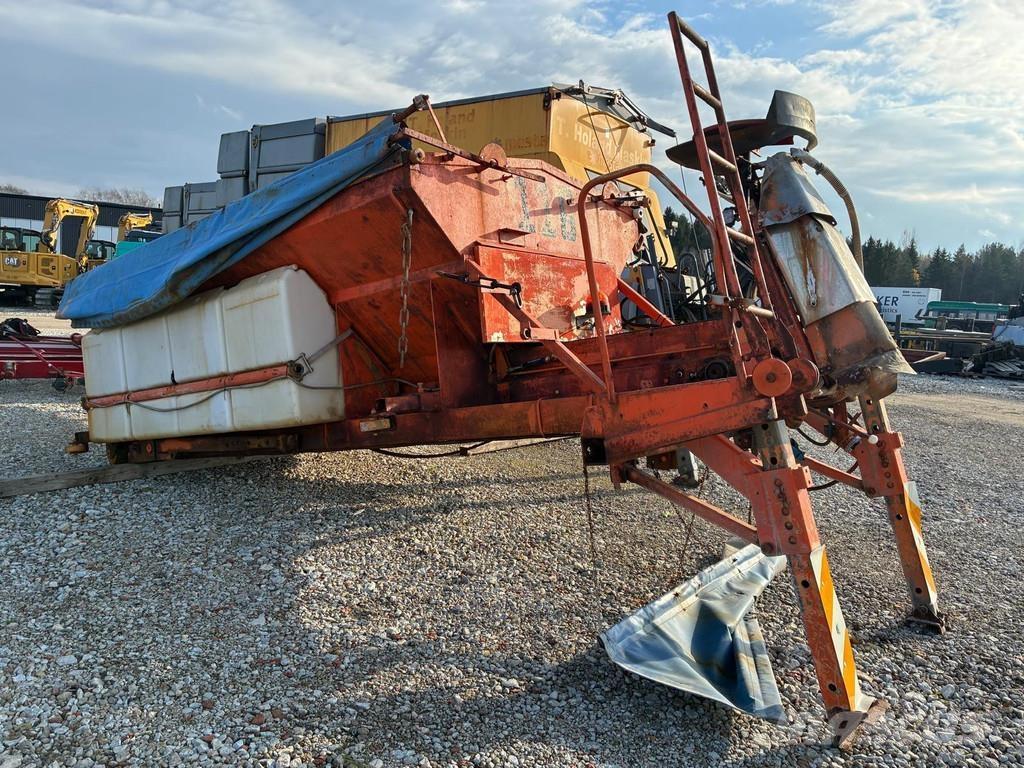  Salt spreader 砂と塩撒き専用車