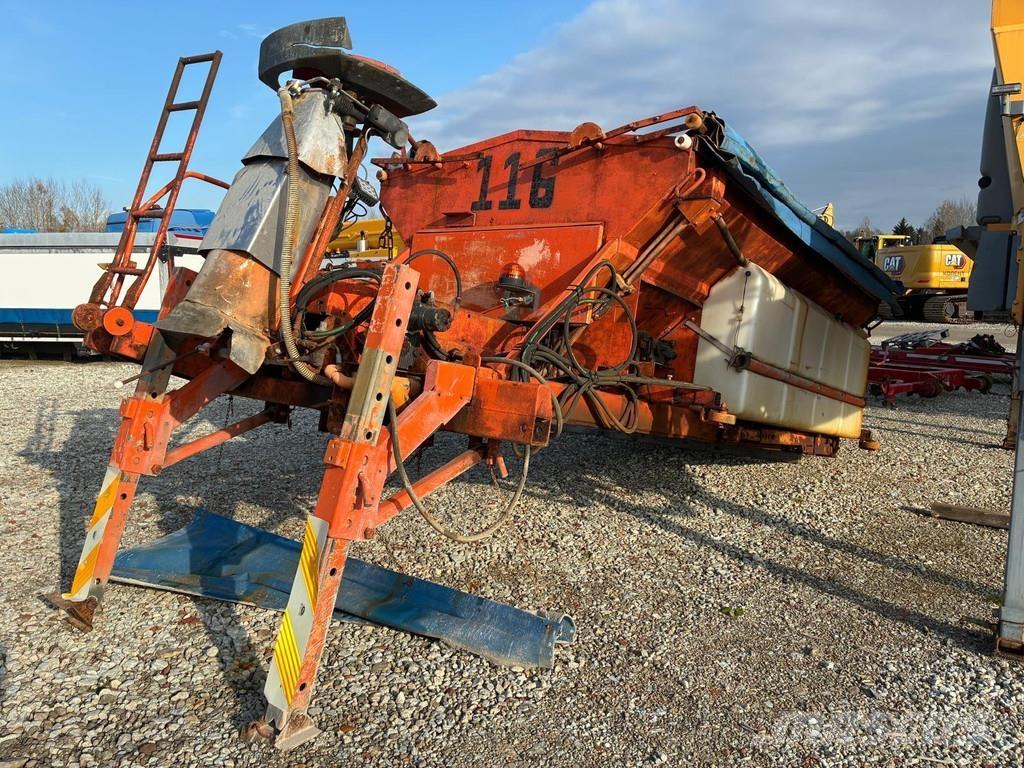  Salt spreader 砂と塩撒き専用車