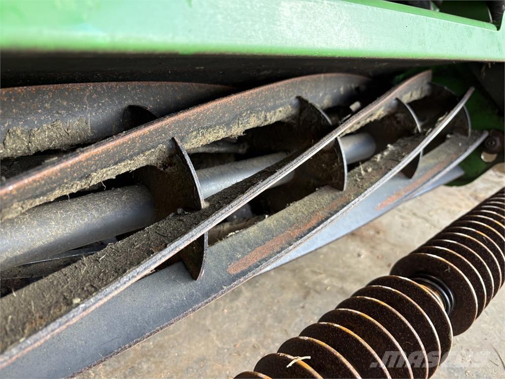 John Deere 7200A 歩行型芝刈り機