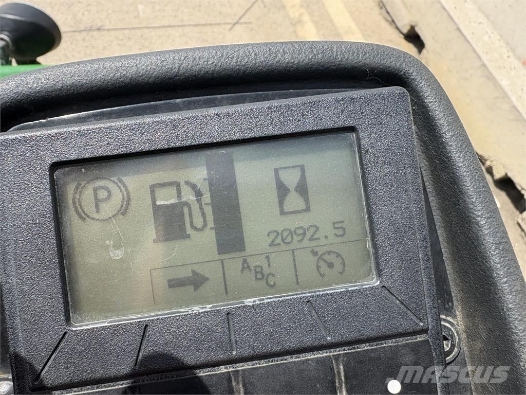 John Deere 7200A 歩行型芝刈り機