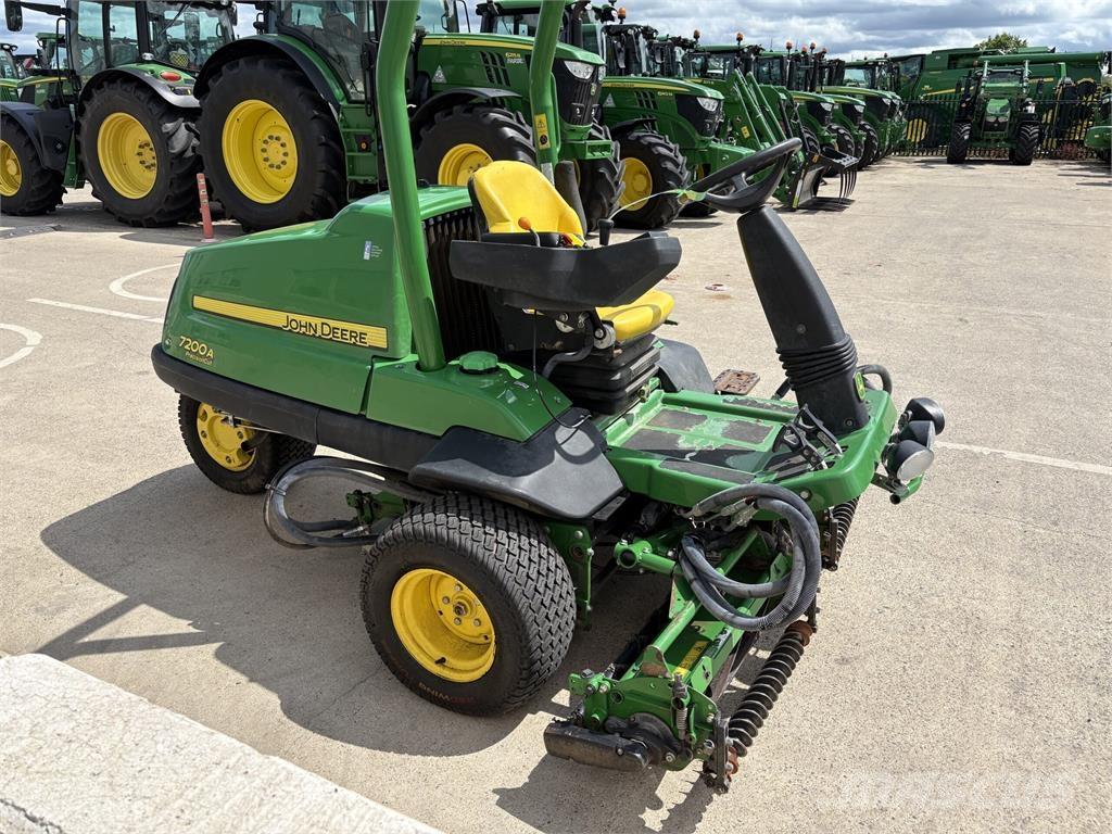 John Deere 7200A 歩行型芝刈り機