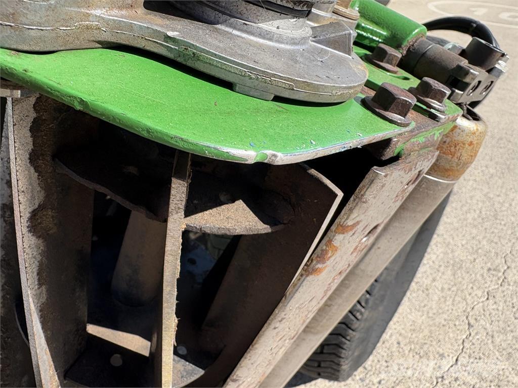 John Deere 7700A 歩行型芝刈り機