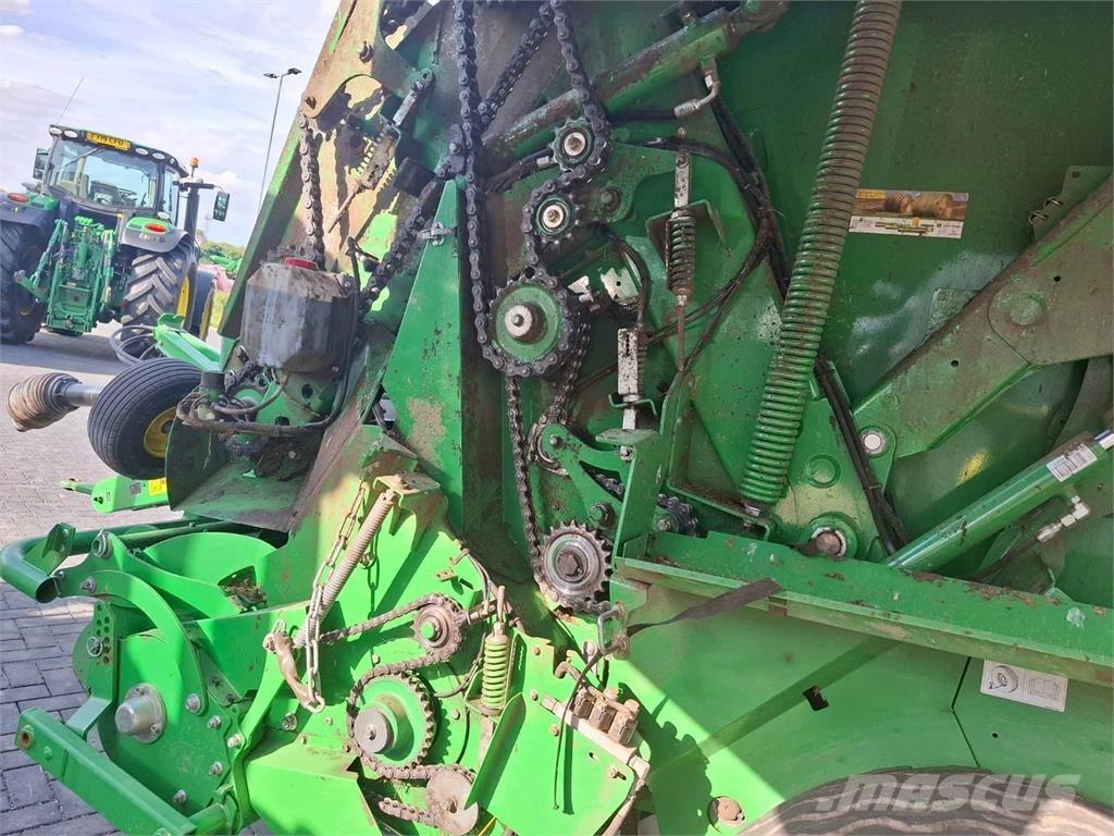 John Deere V451R スクエアベーラー