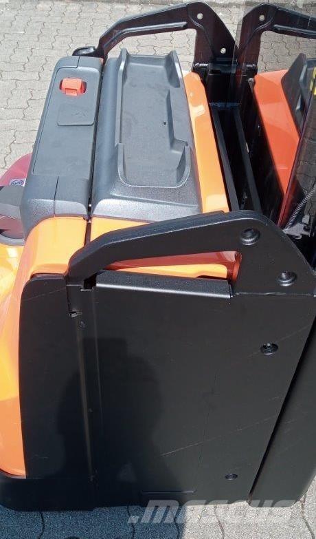 Toyota SWE160L 自走式スタッカー