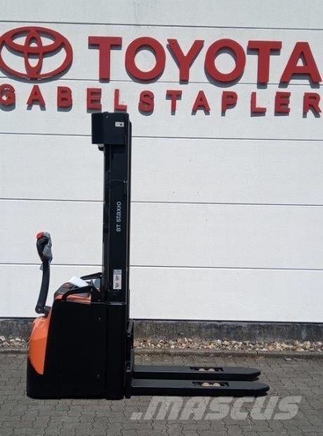 Toyota SWE160L 自走式スタッカー