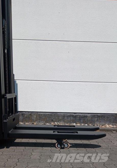 Toyota SWE160L 自走式スタッカー