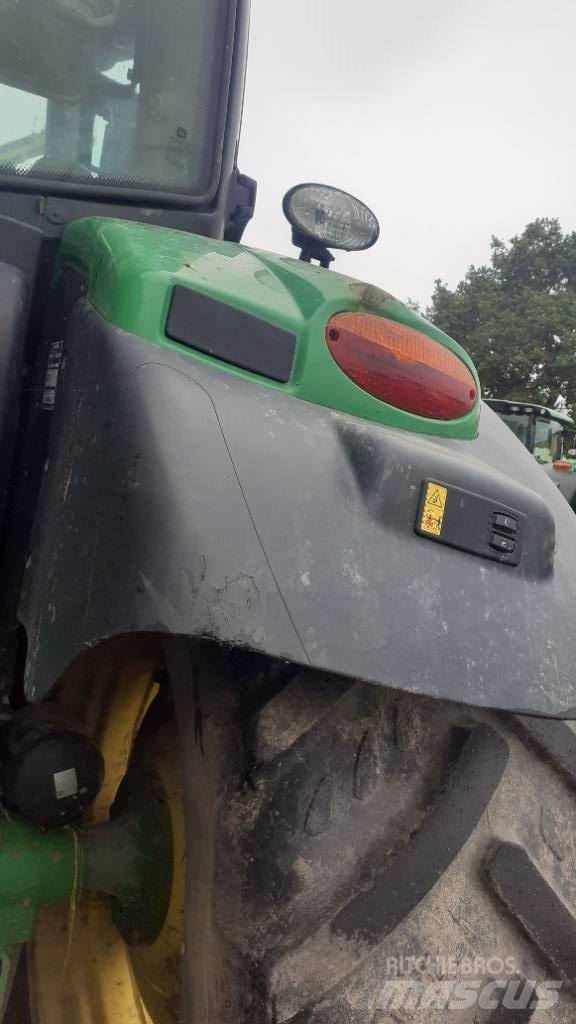 John Deere 6130 R トラクター