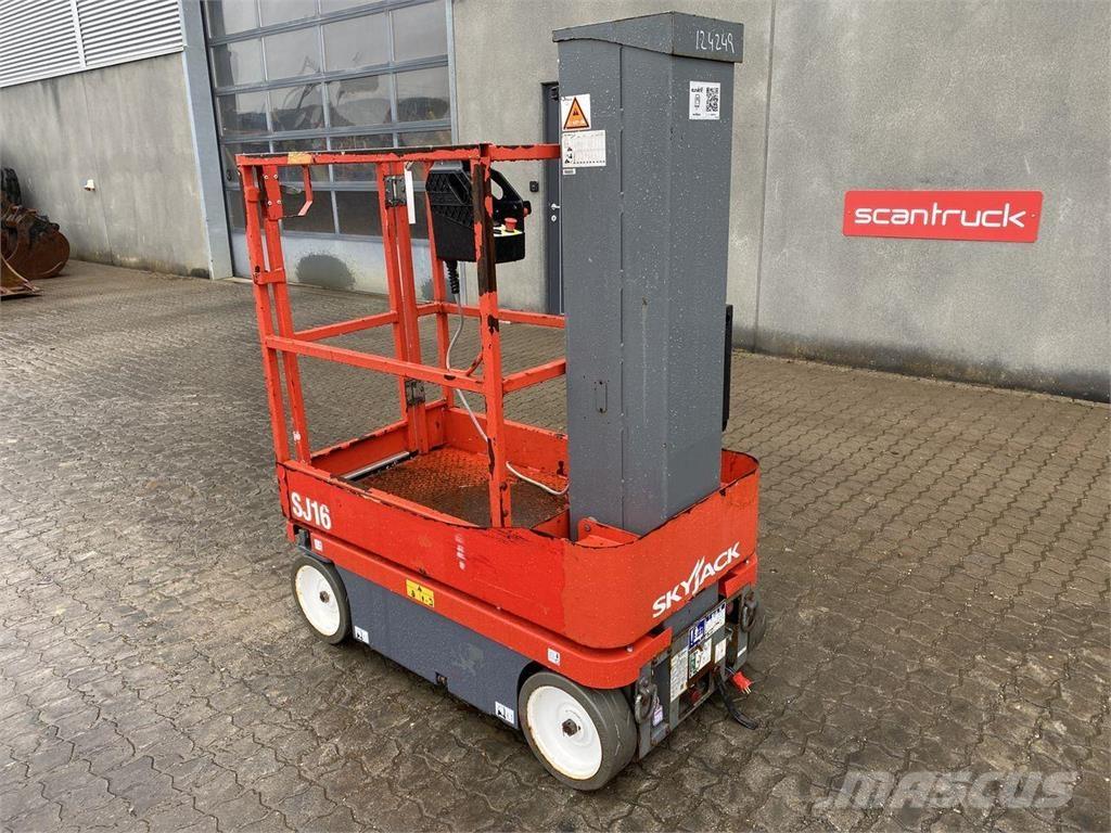 SkyJack SJ16 垂直昇降型リフト