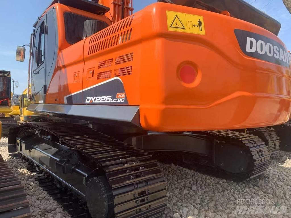 Doosan DX 225 大型油圧ショベル12t以上（パワーショベル・ユンボ）