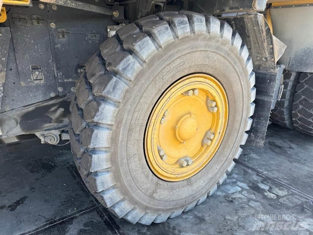 Komatsu HD405-7 リジットフレーム式ダンプトラック
