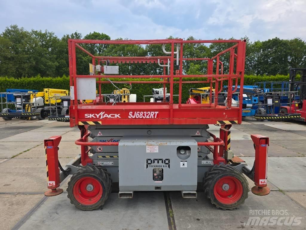 SkyJack SJ 6832 RT シザースリフト