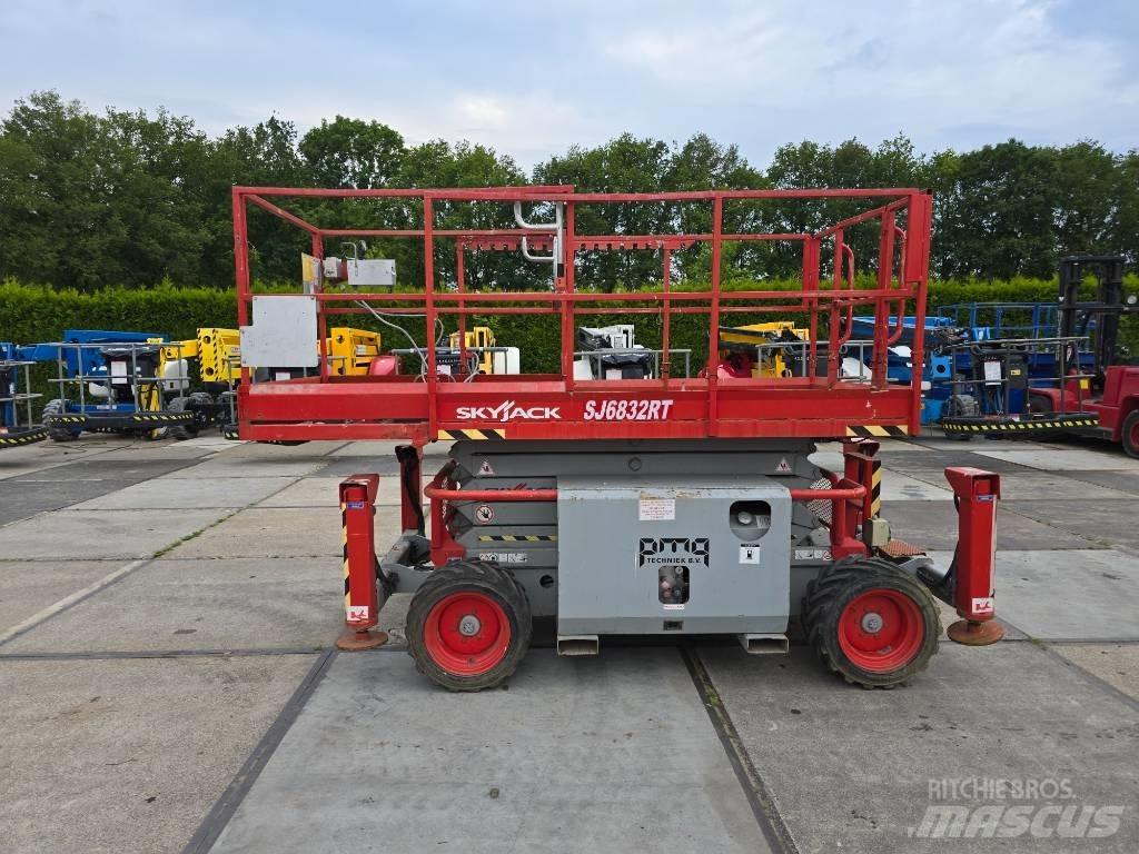 SkyJack SJ 6832 RT シザースリフト