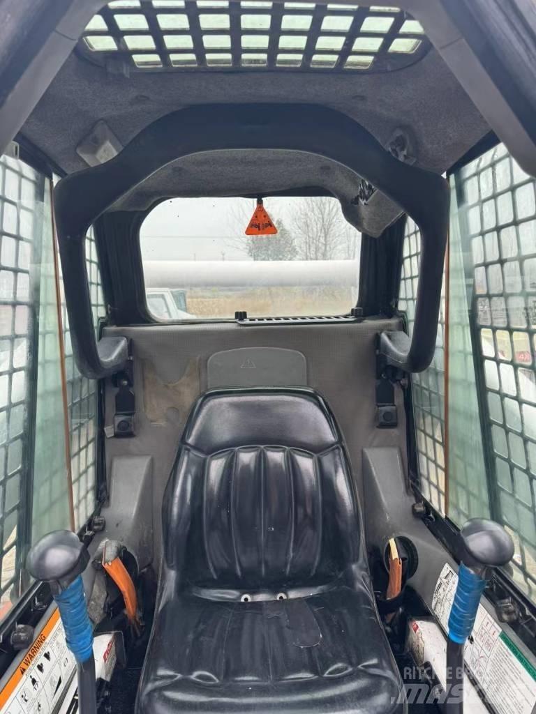 Bobcat S 300 スキッドステアローダー