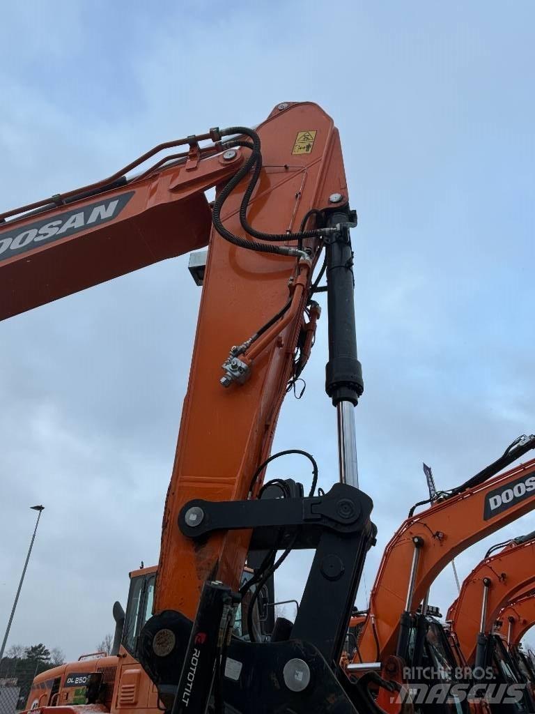 Doosan DX 300 LC-7 大型油圧ショベル12t以上（パワーショベル・ユンボ）