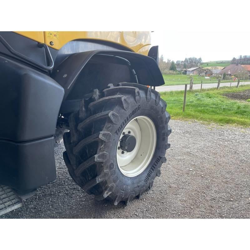 New Holland FR 700 自走式フォレージハーベスター
