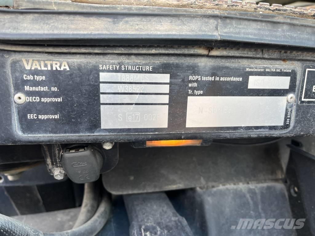 Valtra N 141 トラクター