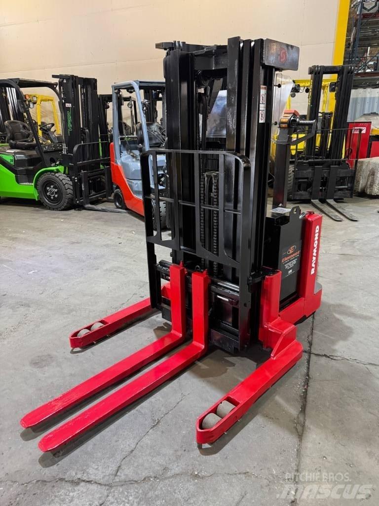 Raymond DSX040 自走式スタッカー