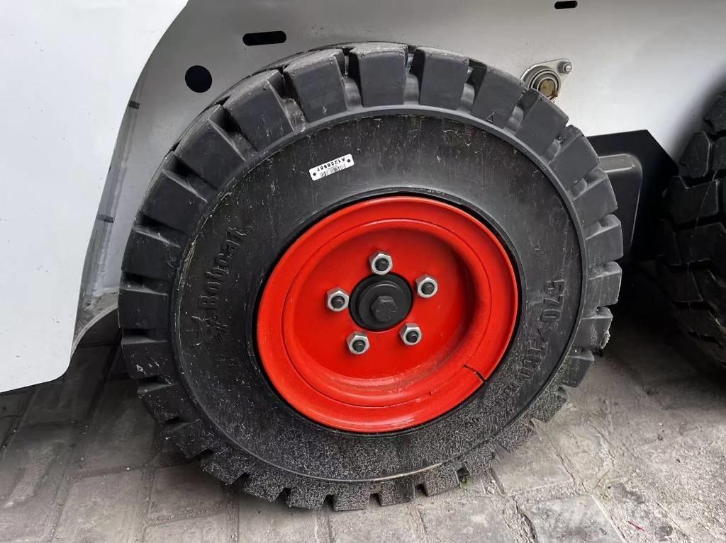 Bobcat S 70 スキッドステアローダー