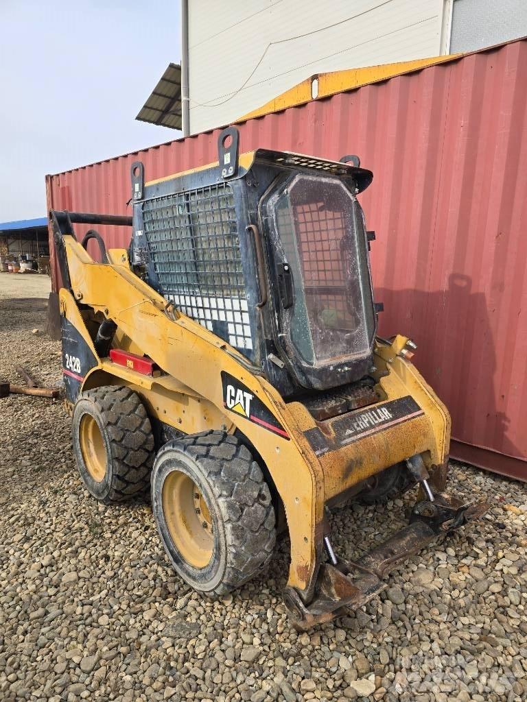 CAT 242 B スキッドステアローダー