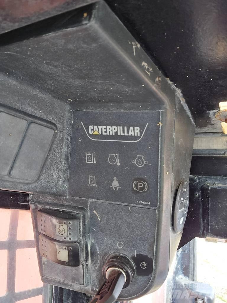 CAT 242 B スキッドステアローダー