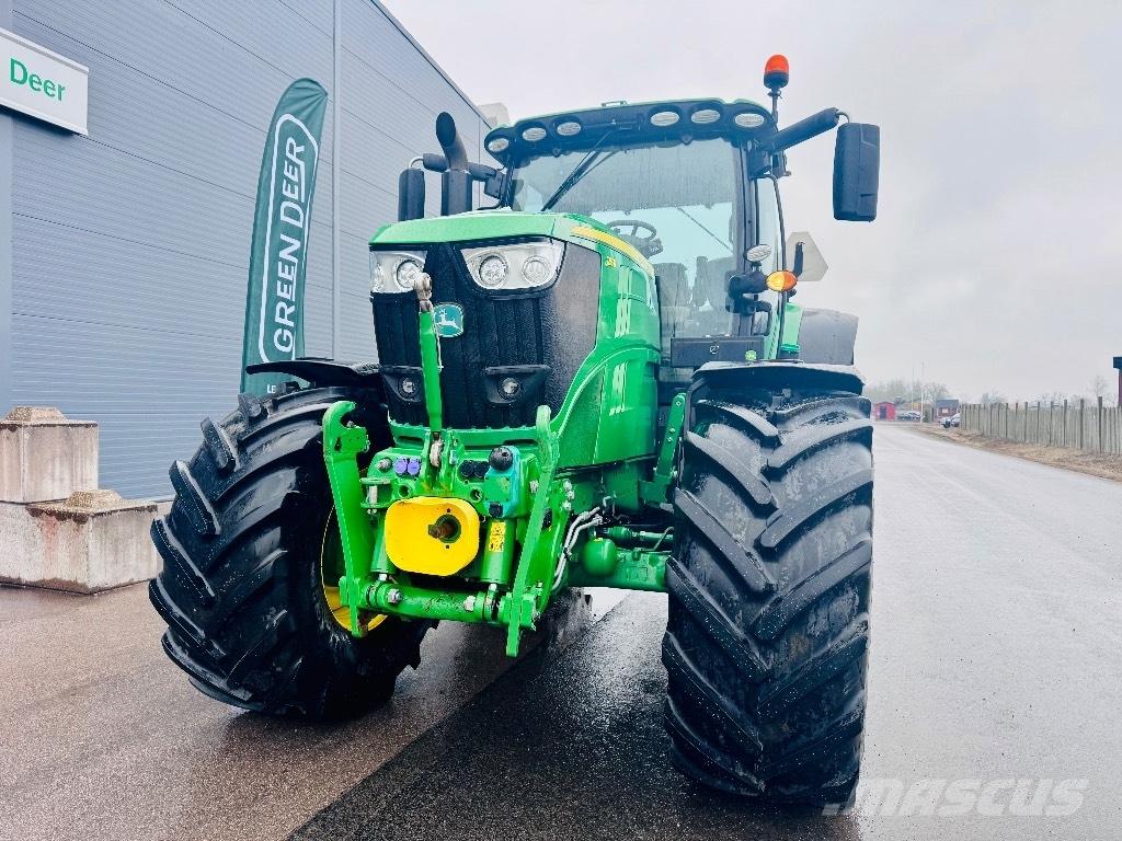 John Deere 6215 R トラクター
