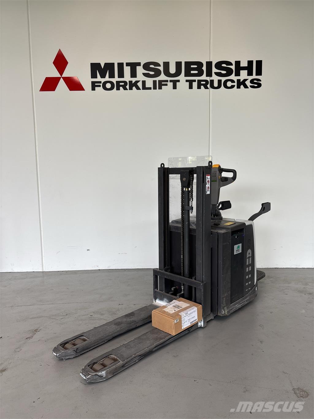 Atlet PDP200 自走式スタッカー