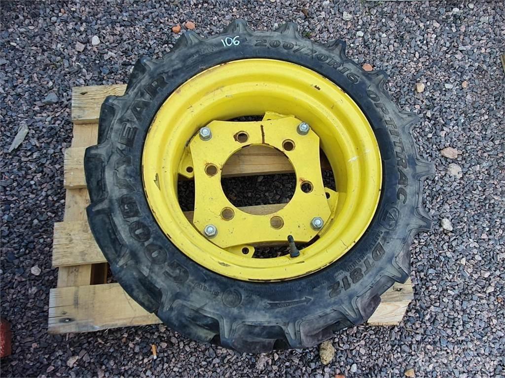 Goodyear 200/70R16 タイヤ、ホイル、リム
