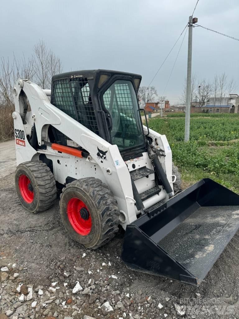 Bobcat S 300 スキッドステアローダー