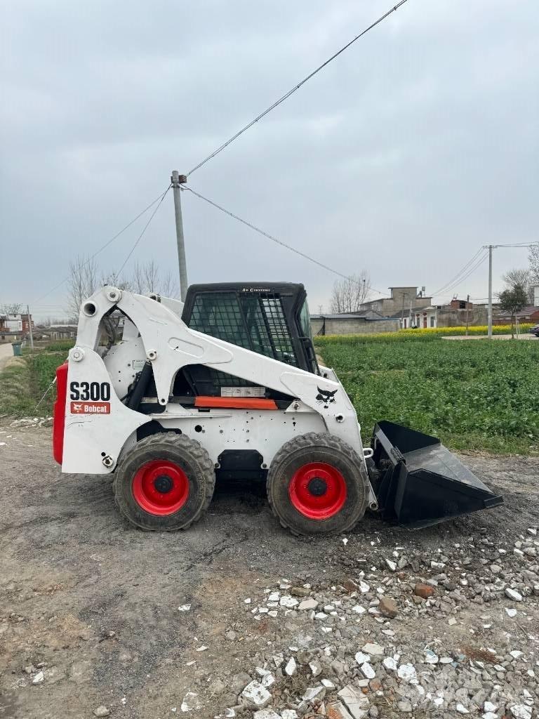 Bobcat S 300 スキッドステアローダー