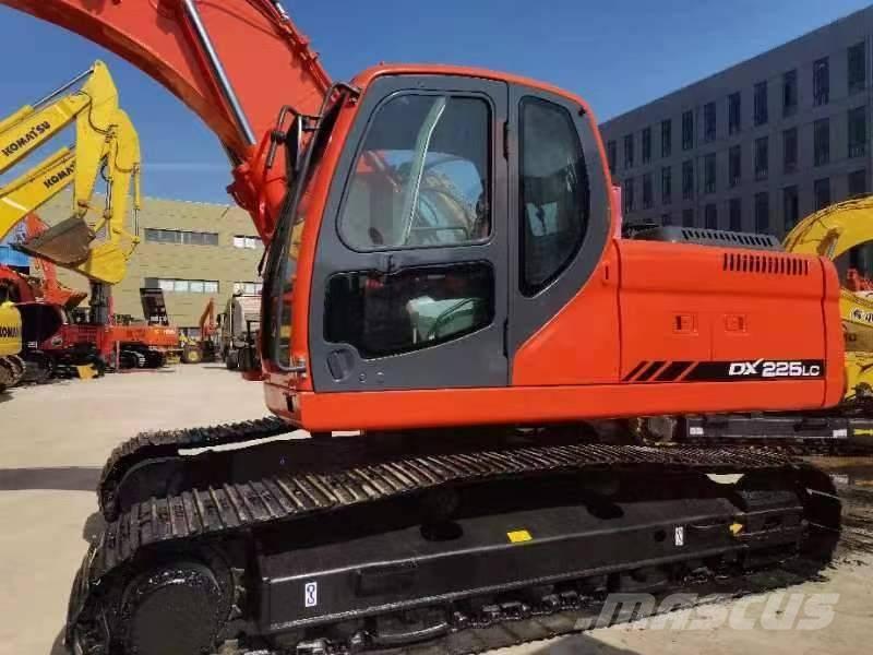 Doosan DX 225 大型油圧ショベル12t以上（パワーショベル・ユンボ）