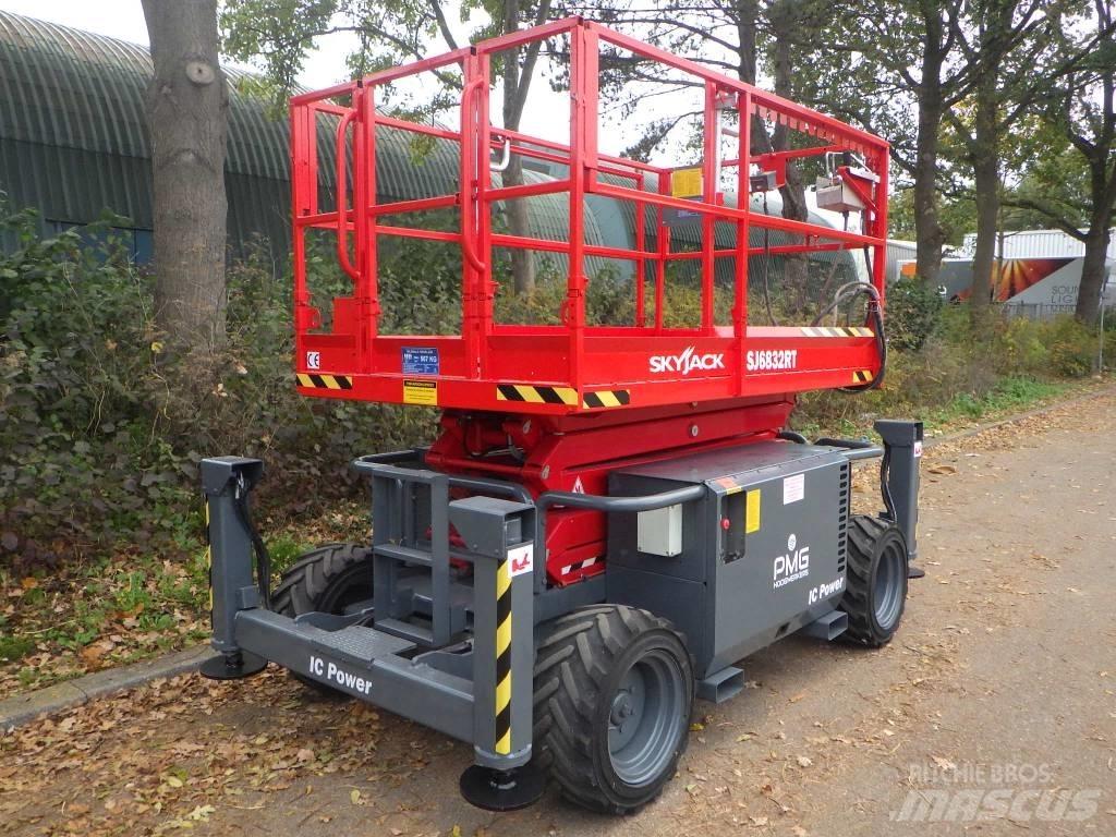 SkyJack SJ6832RT シザースリフト