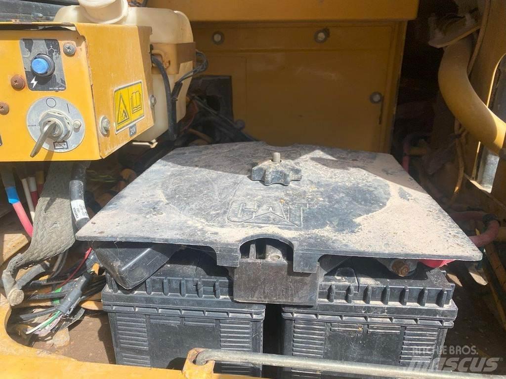CAT 324 D NVT 大型油圧ショベル12t以上（パワーショベル・ユンボ）