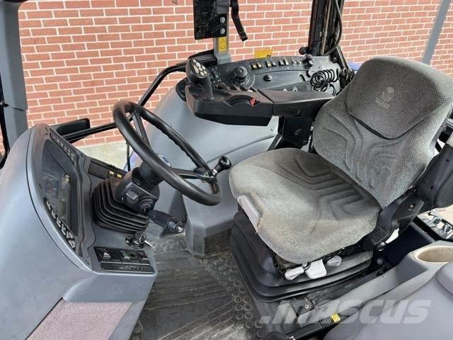 New Holland TVT190 トラクター