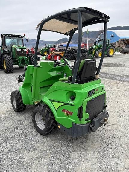 Avant R20 スキッドステアローダー
