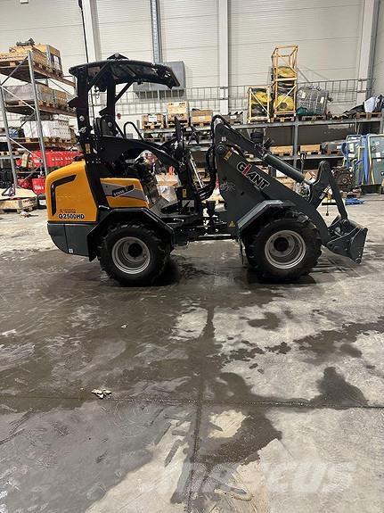 GiANT G2500HD+ スキッドステアローダー