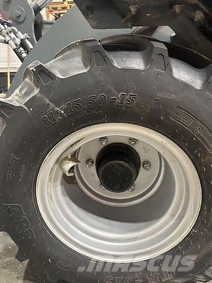 GiANT G2500HD+ スキッドステアローダー