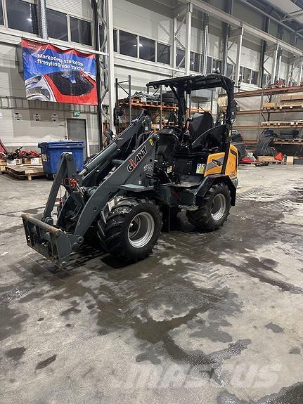 GiANT G2500HD+ スキッドステアローダー